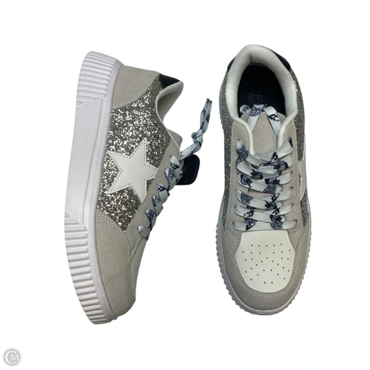 Shoes Sneakers By Clothes Mentor In Grey & White, Size: 12.5