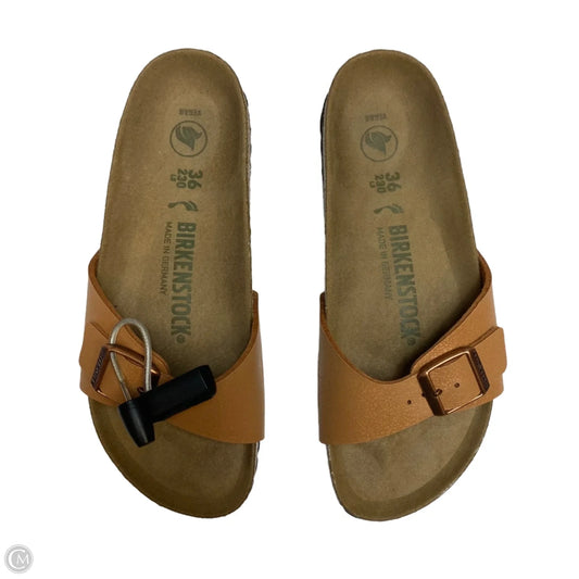 Sandals Flats By Birkenstock In Tan, Size: 5.5