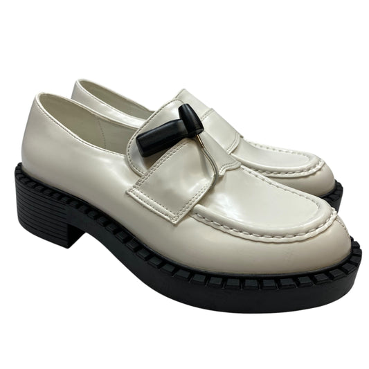 Shoes Flats By Stephan In White, Size: 6.5