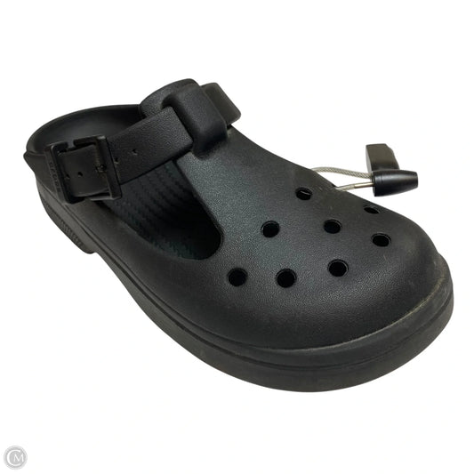 Shoes Flats By Crocs In Black, Size: 7