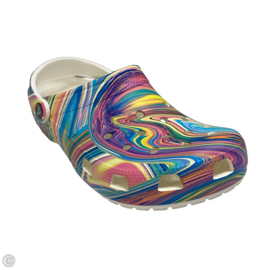 Shoes Flats By Crocs In Multi-colored, Size: 9