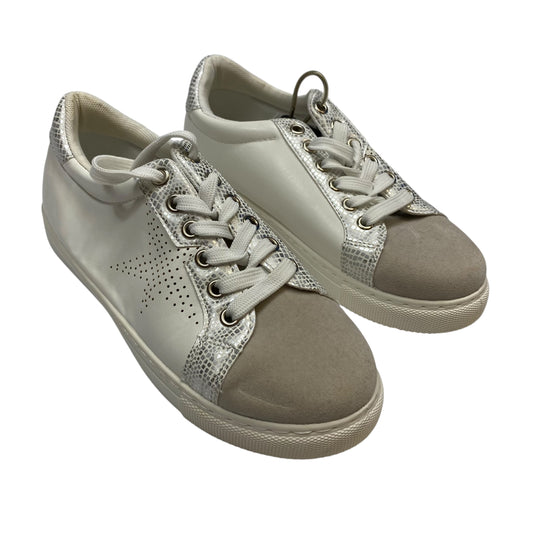 Shoes Sneakers By Outwoods In Grey & White, Size:6
